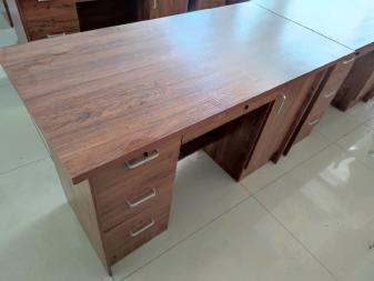 <strong>办公桌1米2×60。办公桌在合创大厦，有需求的可以联系，有可放电脑的，有针对办公的。</strong>