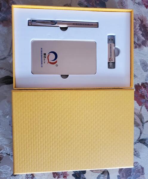 <strong>公司礼盒办公用品</strong>