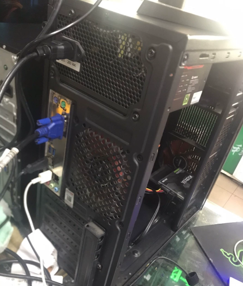 实物图，台式电脑主机一个，锐龙3200G，华硕A320主板